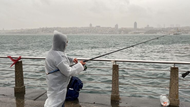 İstanbul’da Kuvvetli Lodos: Yağışa Rağmen Balık Tutmaya Devam Ettiler