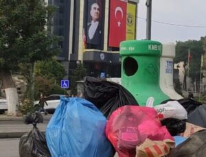 İzmir Buca’da Sokaklar Çöp Yığınlarıyla Doldu