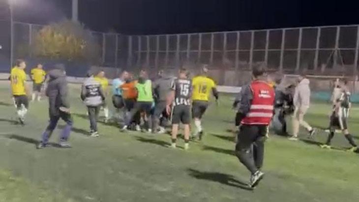 İzmir’de Hakeme Saldıran Futbolcu Tutuklandı!