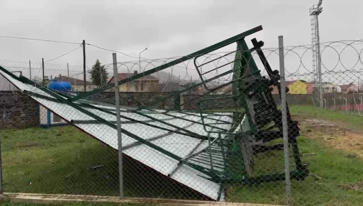 İznik İlçe Stadyumu’nda Şiddetli Rüzgar Tribünü Yıktı