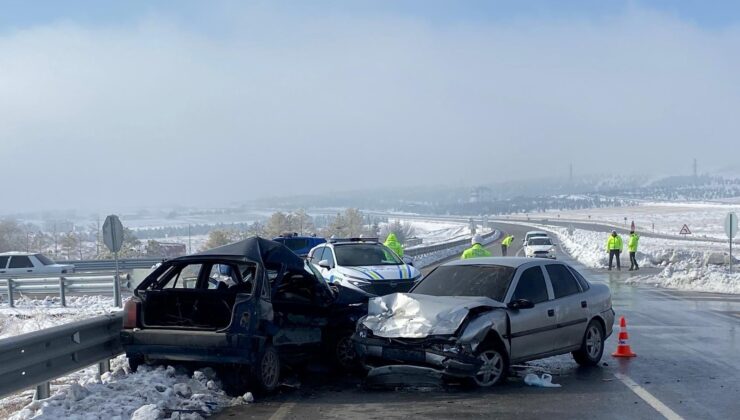 Kahramanmaraş’ta İki Arabanın Çarpıştığı Kazada 1 Kişi Öldü, 4 Kişi Yaralandı