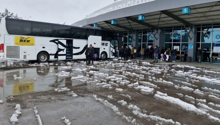 Kar Yağışı, Şehirlerarası Otobüs Seferlerini Aksattı