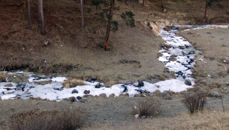 Kars’ta Soğuk Hava Nedeniyle Dereler Dondu