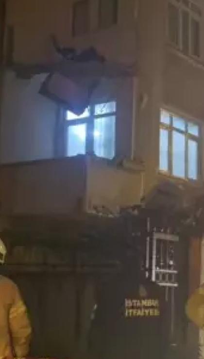 kartalda bir binada balkon coktu bina sakinleri tahliye edildi 0 gqNp7jOM