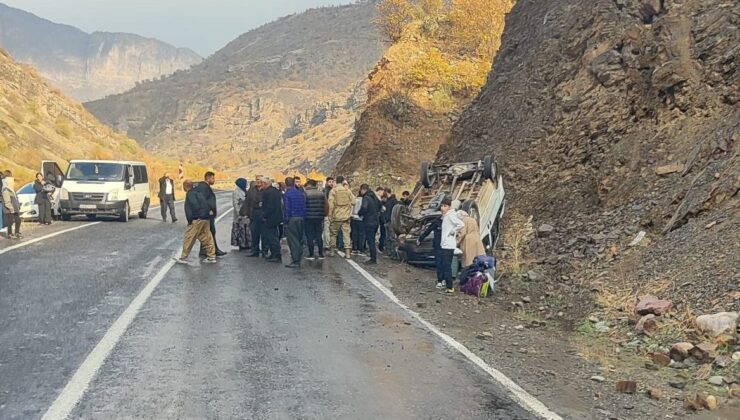 Kayganlaşan Yolda Minibüs Takla Attı: 4 Yaralı