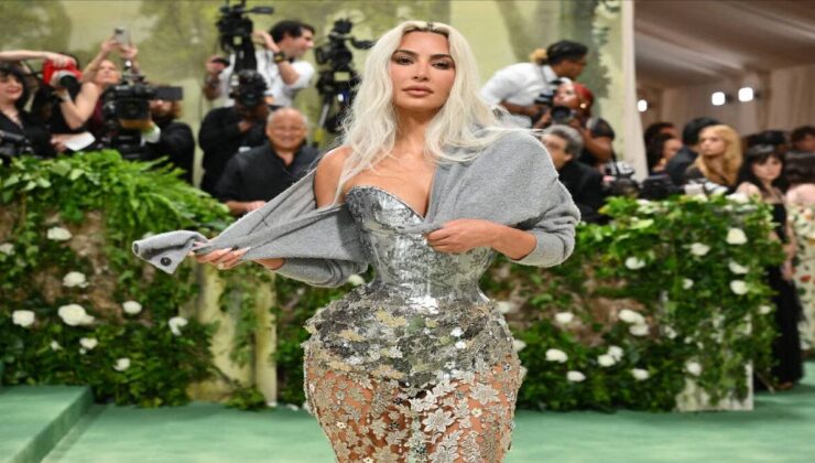 Kim Kardashian’dan Albino Timsah Kostümü!