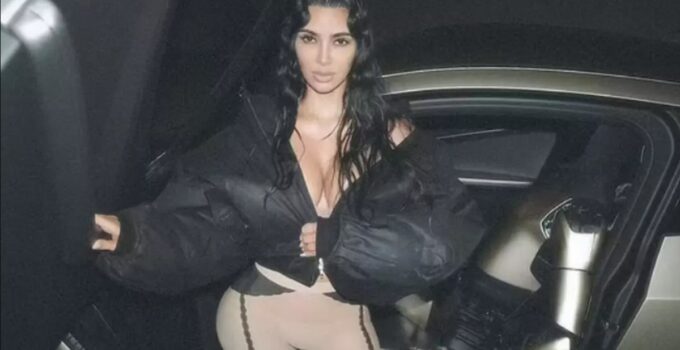 Kim Kardashian’dan Gündem Yaratan Yeni Hareket! Tesla Robotunun Kucağına Oturdu