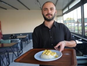 Kocaeli’de Üniversite Öğrencisi, Pilav Dükkanıyla Geçimini Sağlıyor