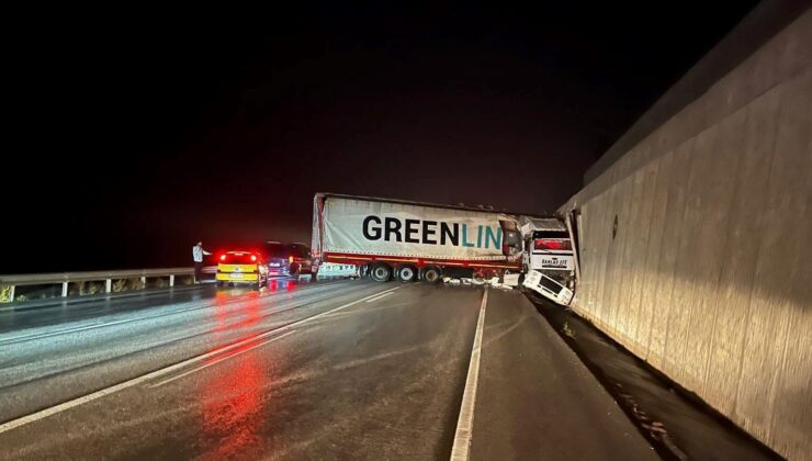 Kontrolden Çıkan Tır, Yol Kenarındaki İstinat Duvarına Çarptı