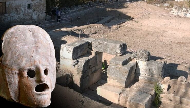 Kütahya’da Heyecanlandıran Keşif! Anıtsal Kapı ve 2 Bin Yıllık Tiyatro Maskı Bulundu