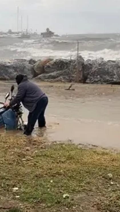 lodosun vurdugu istanbulda metrelerce yukseklikte dalgalar olustu 0