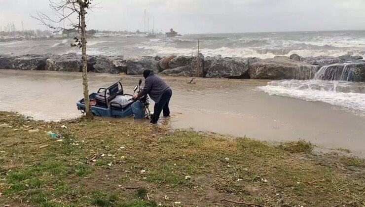 Lodosun Vurduğu İstanbul’da Metrelerce Yükseklikte Dalgalar Oluştu