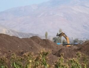 Malatya’da Bölge Halkı, Tarım Yerlerine Yapılacak Olan Deprem Konutlarına Tepki Gösterdi: Arazi Bizim Geleceğimiz