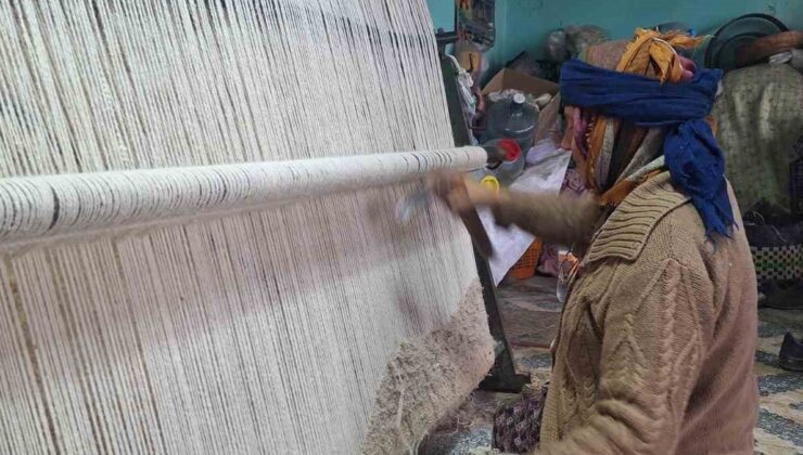 Manisa’nın Kadınları Klasik Kilim Dokuma Sanatını Sürdürüyor