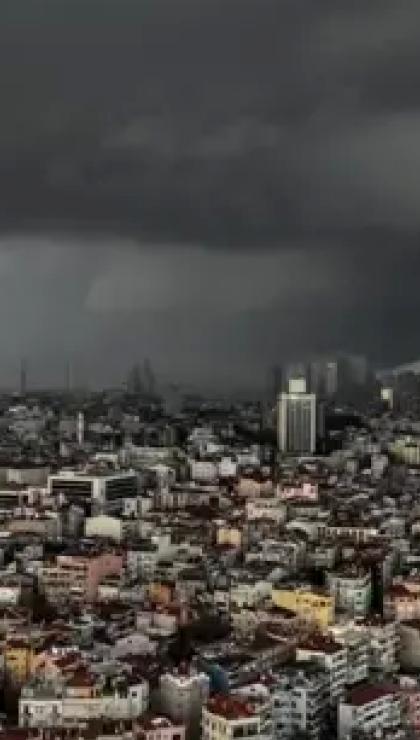 meteoroloji ve akomun ihtarlari sonrasi istanbulda beklenen yagis basladi 3