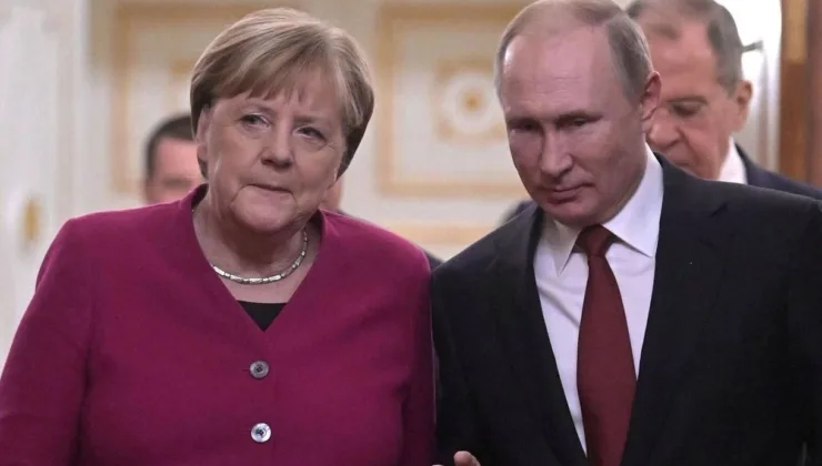 Putin Merkel’den Özür Diledi: Beni Affet Angela, Köpeklerden Korktuğunu Bilmiyordum