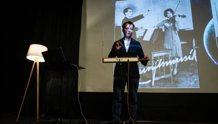 Rus Fizikçi Tarafından İcat Edilen Dünyadaki İlk Temassız Enstrüman: Theremin