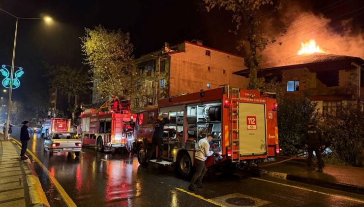 Sakarya’da Üç Katlı Binanın Çatısında Yangın