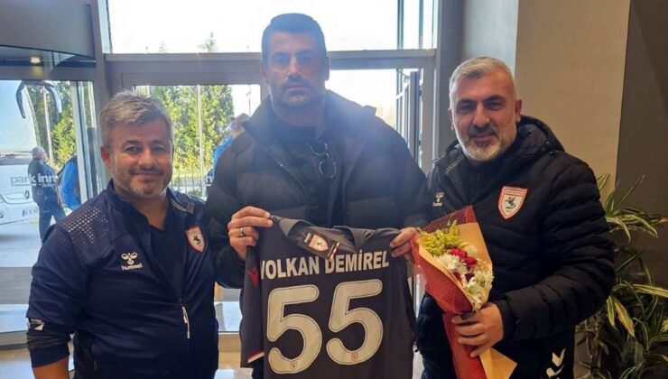 Samsunspor Taraftarları, Volkan Demirel’e Çiçek ve Forma Hediye Etti