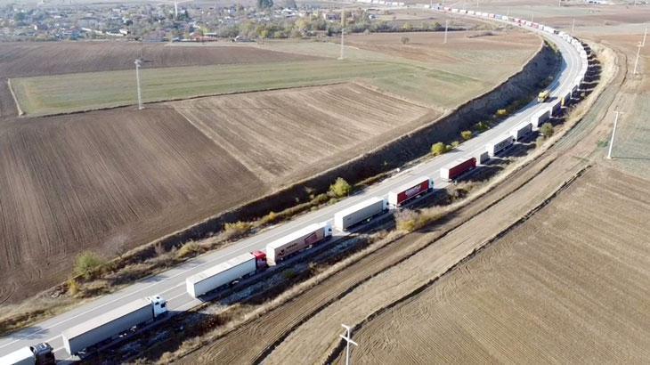 Sınır Kapılarında Sistem Değişti: 25 Kilometre Tır Kuyruğu Oluştu