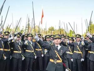 Son Dakika: Teğmenlerin Kılıçlı Yemini! MSB Kaynaklarından Yeni Açıklama: Disiplinsizliğin ‘Ama’sı, ‘Lakin’i, ‘Fakat’ı Olmaz