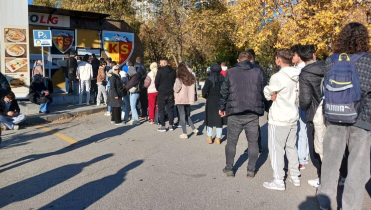 Türkiye-Galler Maçının Biletleri Tükendi; Taraftarlar Kuyruktan Ayrılmadı