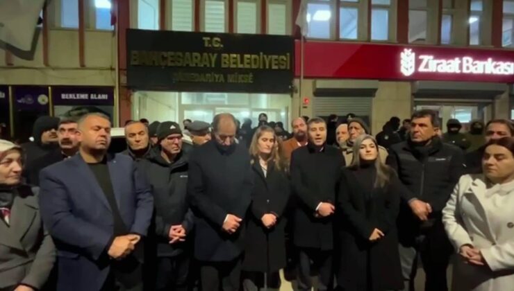 Yerine Kayyım Atanan Hazır, Bahçesaray Belediyesi Önünde: Bahçesaray’ın Halkı Biziz, Dimdik Ayaktayız!