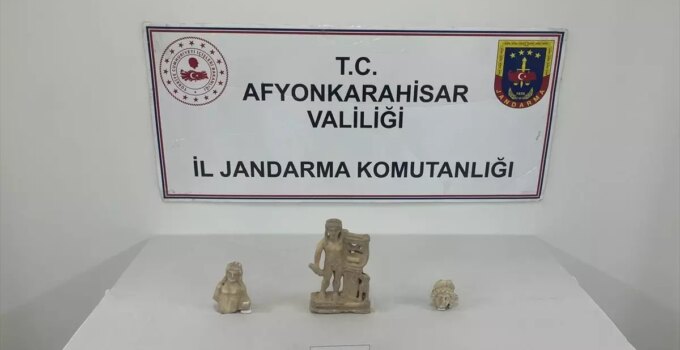 Afyonkarahisar’da Tarihi Eser Kaçakçılığı: Lir Tutan Apollon Heykeli Ele Geçirildi