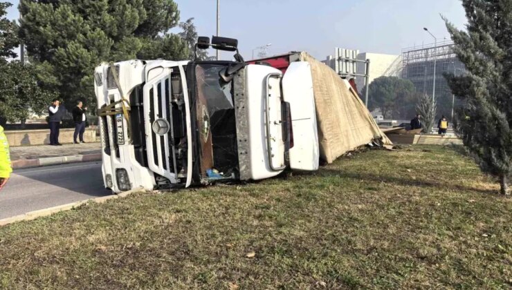 Bursa’da Sunta Yüklü Tır Devrildi, Yol Kapatıldı