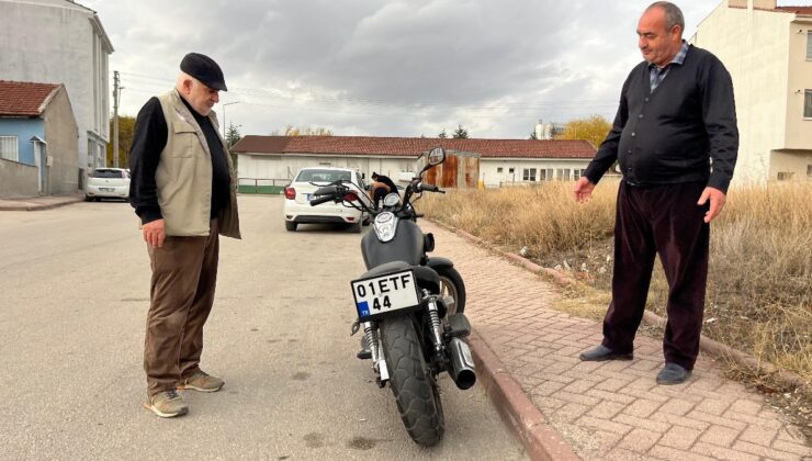 Eskişehir’de Kaza Yapan Şoförün Bıraktığı Motora Esnaf Sahip Çıkıyor