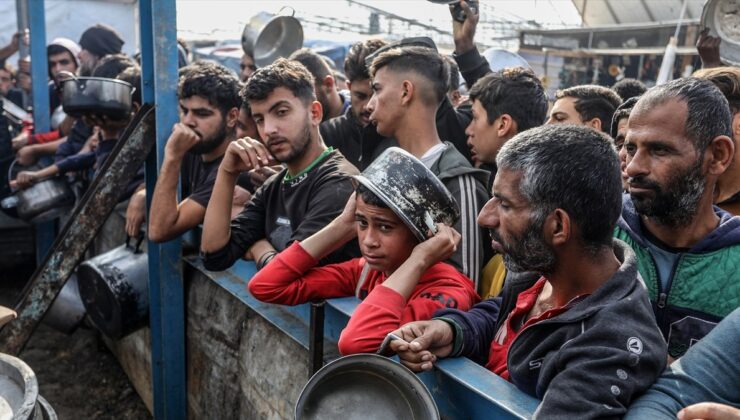 Gazze’de Vatandaşlara Sıcak Yemek Dağıtıldı