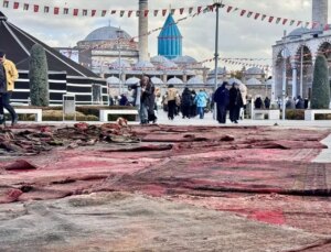 Gazze’deki Yıkıma Mevlana Meydanı’na Serdikleri Halılarla Dikkati Çekiyorlar