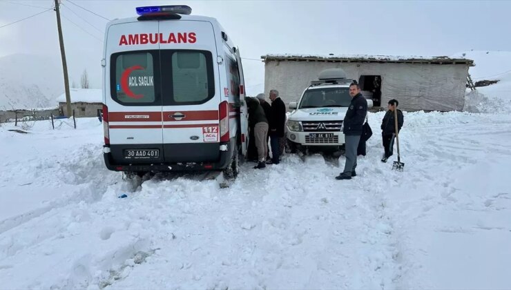 Kardan Kapanan Köyde Rahatsızlanan Kadın Hastaneye Ulaştırıldı