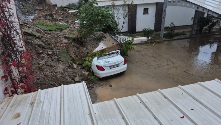 Muğla’da Otomobil, Yıkılan Duvarın Altında Kaldı