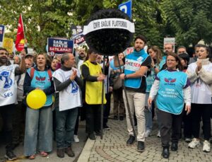 Sağlık Çalışanlarından Bakan Memişoğlu’na “İstifa” Çağrısı; İzmir İl Sağlık Müdürlüğü Önüne Siyah Çelenk Bırakıldı