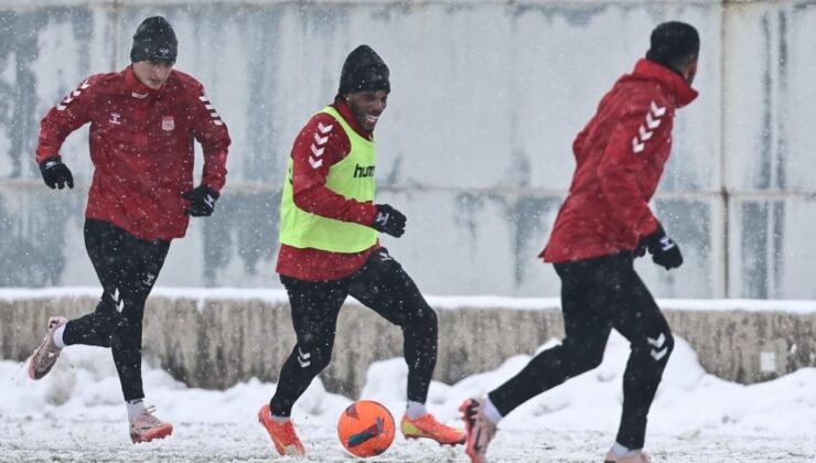 Sivasspor, Galatasaray Maçının Hazırlıklarına Yoğun Kar Altında Devam Etti