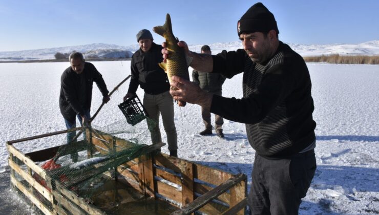 Sivas’ta Buz Tutan Göllerde ‘Eskimo’ Adabı Balık Avı