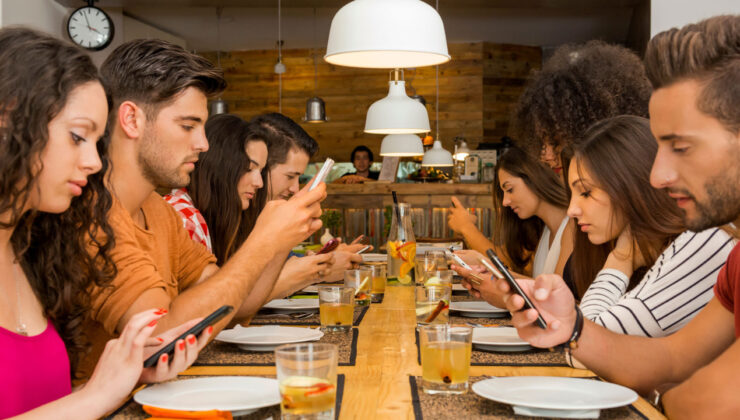 Yemek Masasında Neden Telefon Kullanmamalısınız?