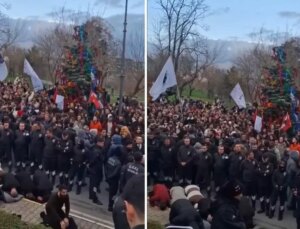 Yıldız Teknik Üniversitesi’nde Yılbaşı Ağacının Önünde Kavga Çıktı