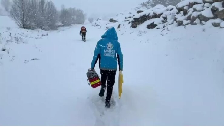 Yüksekova’da Göğüs Ağrısı Olan Hasta, Zorlu Şartlarda Kurtarıldı