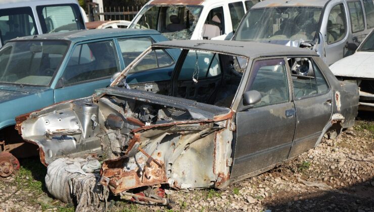 Antalya’da Lüks Araçlar Otoparklarda Çürüyor