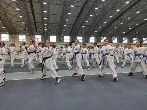 Bursa Osmangazi Belediyesi’nden Genç Kızlarımıza Karate Eğitimi