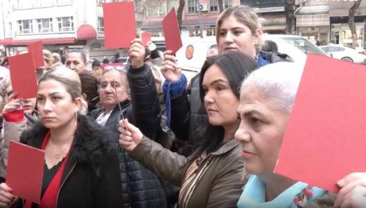 CHP Kadın Kolları’ndan “Kırmızı Kart” Eylemi: “Bu Millet Artık Seçim İçin Sandığı Bekliyor; Bunu Sokakta Görüyoruz”