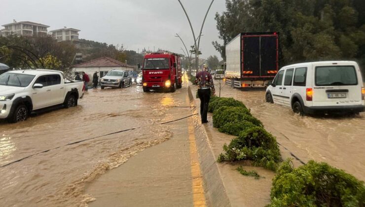 Datça’da Sağanak Nedeniyle Dere Taştı, Ev ve İş Yerlerini Su Bastı