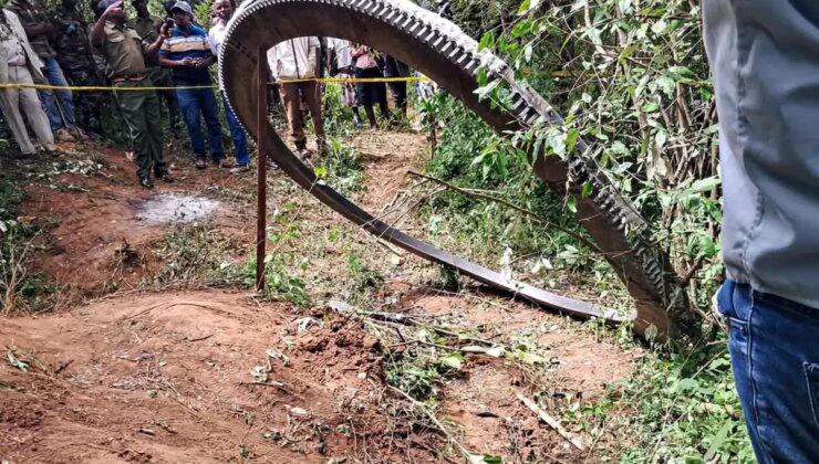 Dünya Bu Manzarayı Konuşuyor: Kenya’da Bir Köye Gökyüzünden Devasa Bir Uzay Enkazı Düştü