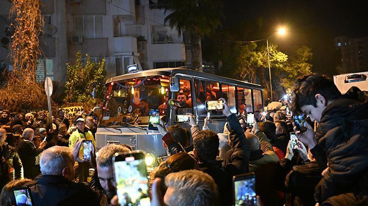 Ferdi Tayfur’un Sevenleri Gözyaşlarına Boğuldu! Hastane Binası Önünde Toplandılar ve Müziklerini Açtılar