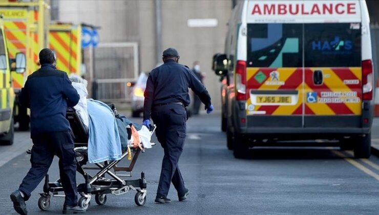 İngiltere’de Sağlık Krizi! Tedaviler Koridorlarda Yapılıyor, Ambulans Bekleme Süresi 12 Saati Geçiyor