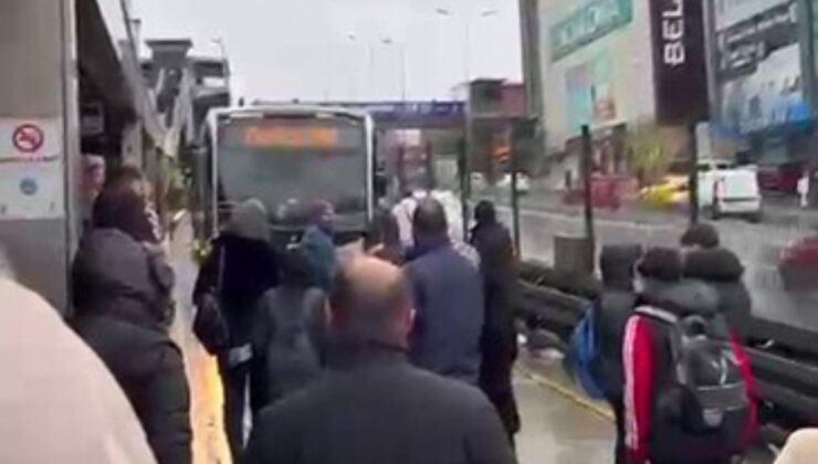 İstanbul’da Durakta Durmayan Metrobüsün Önünü Kestiler