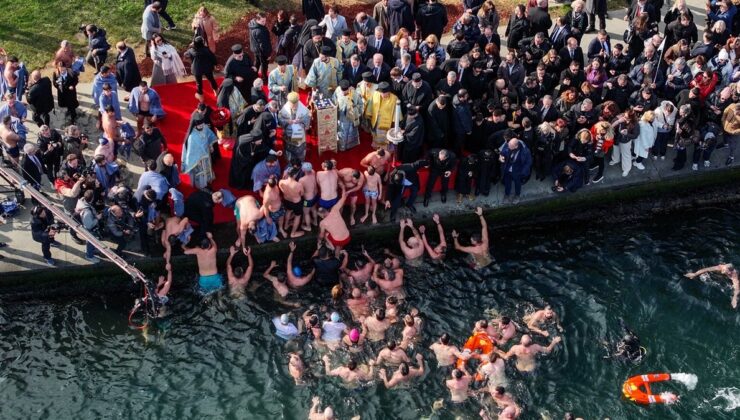 İstanbul’da Epifani Bayramı Heyecanı: Haliç’te Denizden Haç Çıkarma Töreni Düzenlendi