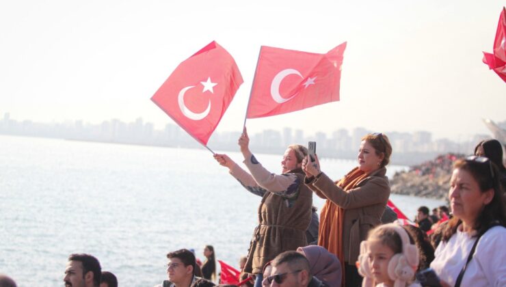 Mersin’in Kurtuluş Yıl Dönümünde Solotürk’ten Nefes Kesen Şov